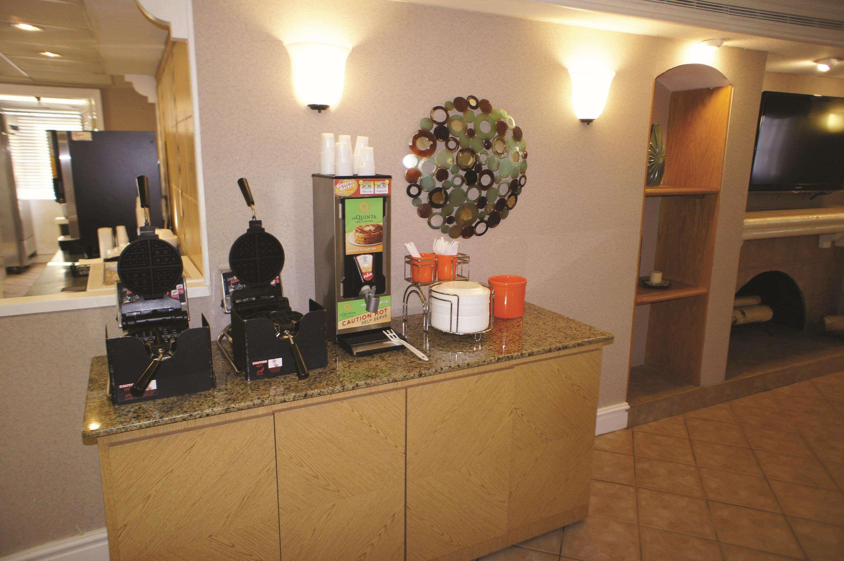 La Quinta Inn By Wyndham Norfolk Virginia Beach Exterior photo