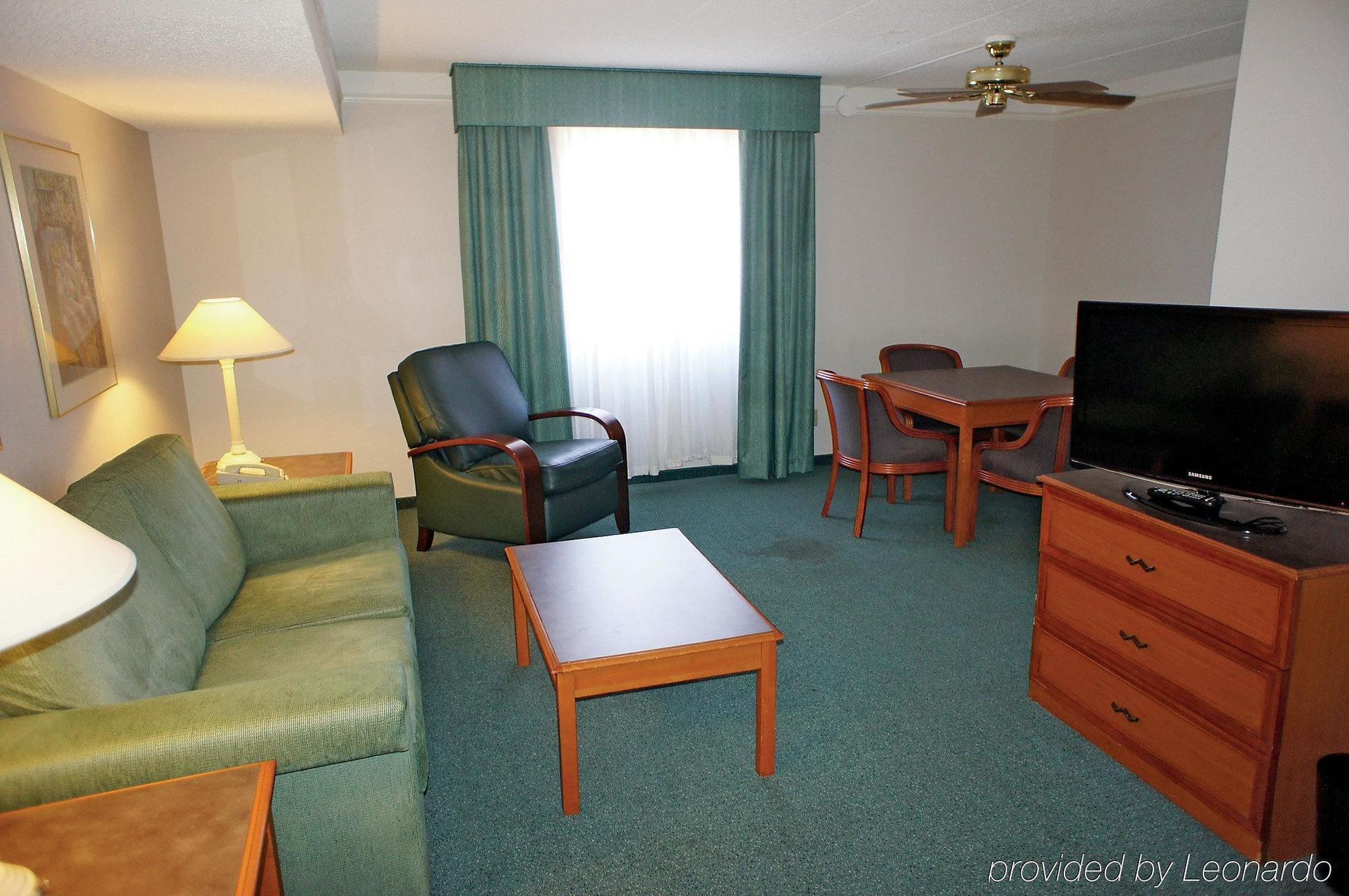 La Quinta Inn By Wyndham Norfolk Virginia Beach Exterior photo